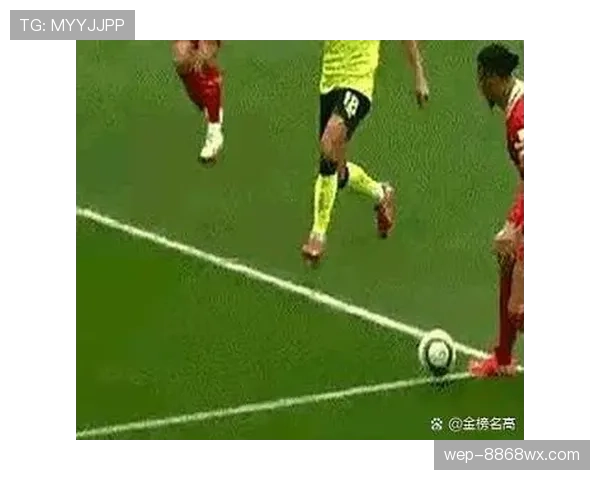 抢门将手中球的判罚规则到底有何误区？揭秘裁判判罚逻辑