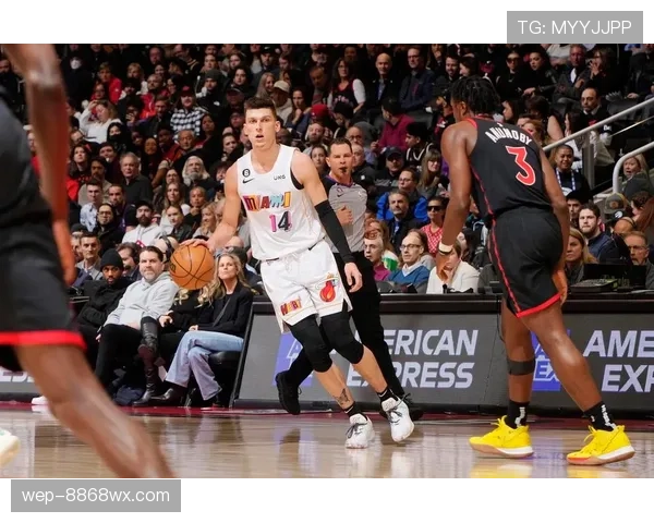 希罗无球跑动提升三分效率明显，优于队内同位置射手