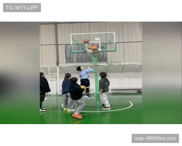 球卡篮筐规则解析：什么情况算作卡筐及如何判罚